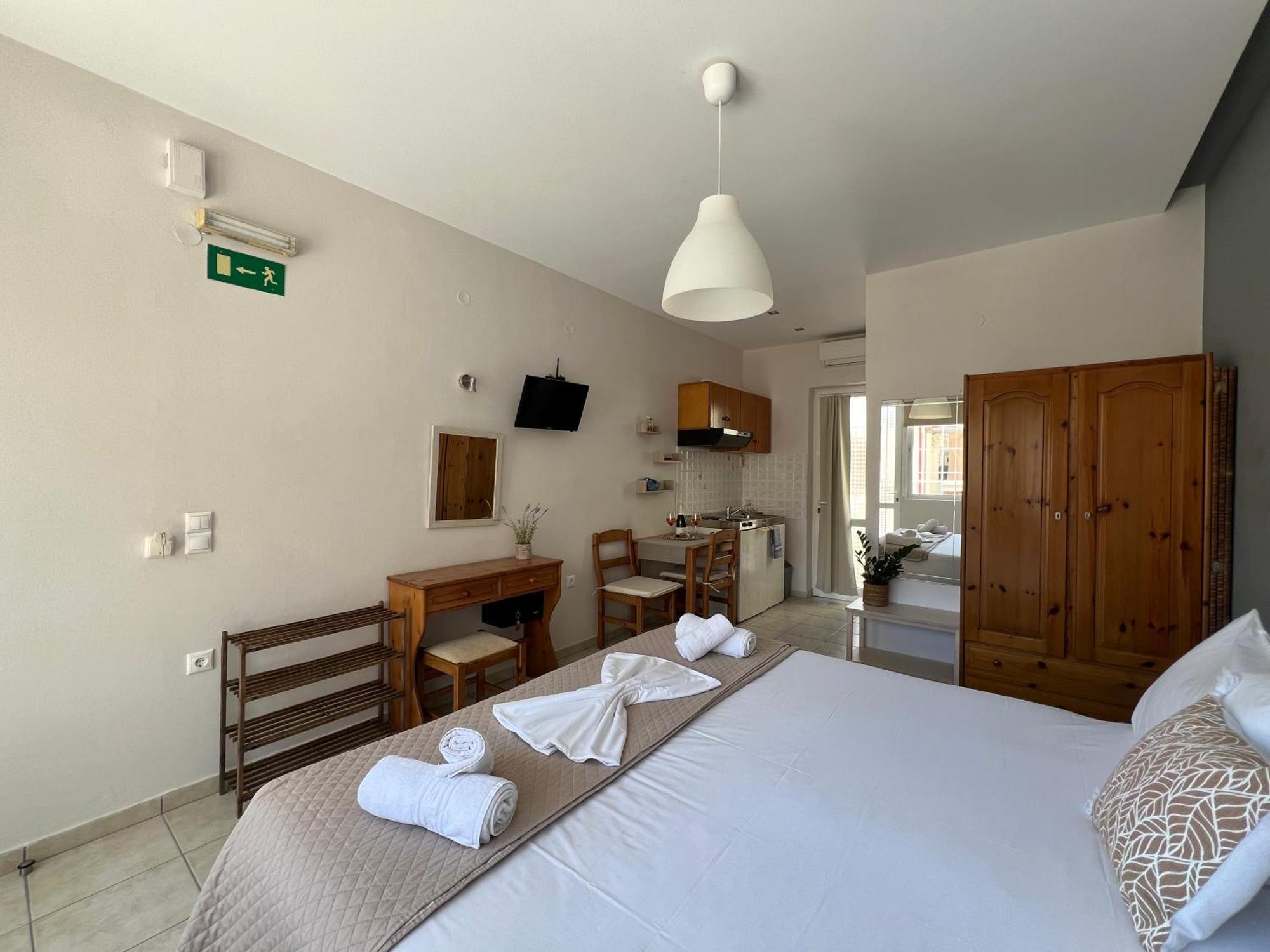Artemis Rooms Two Steps By The Sea ปลาเตเนียส ภายนอก รูปภาพ