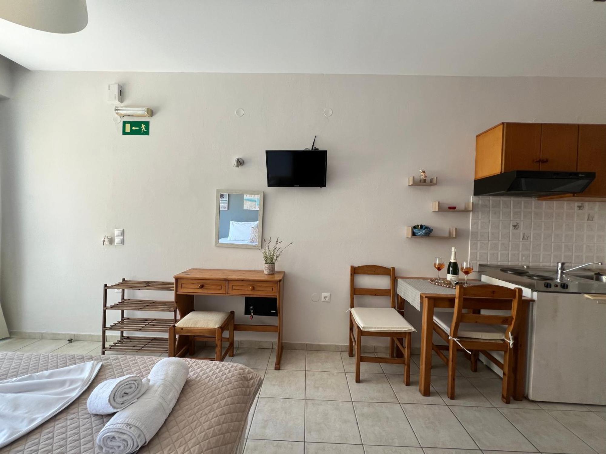 Artemis Rooms Two Steps By The Sea ปลาเตเนียส ภายนอก รูปภาพ