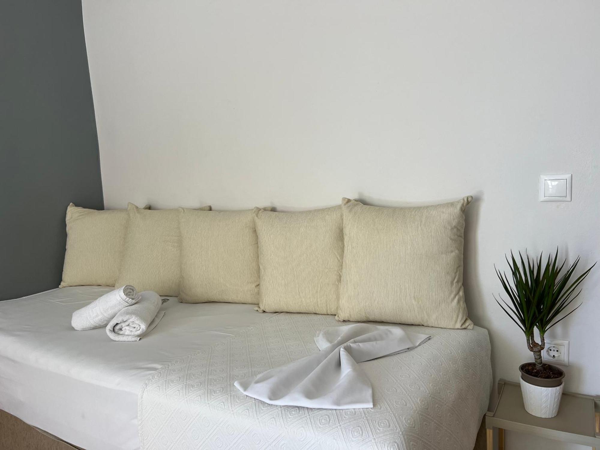 Artemis Rooms Two Steps By The Sea ปลาเตเนียส ภายนอก รูปภาพ