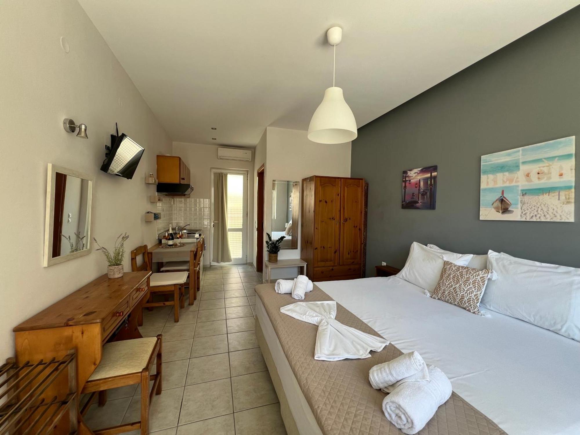 Artemis Rooms Two Steps By The Sea ปลาเตเนียส ภายนอก รูปภาพ